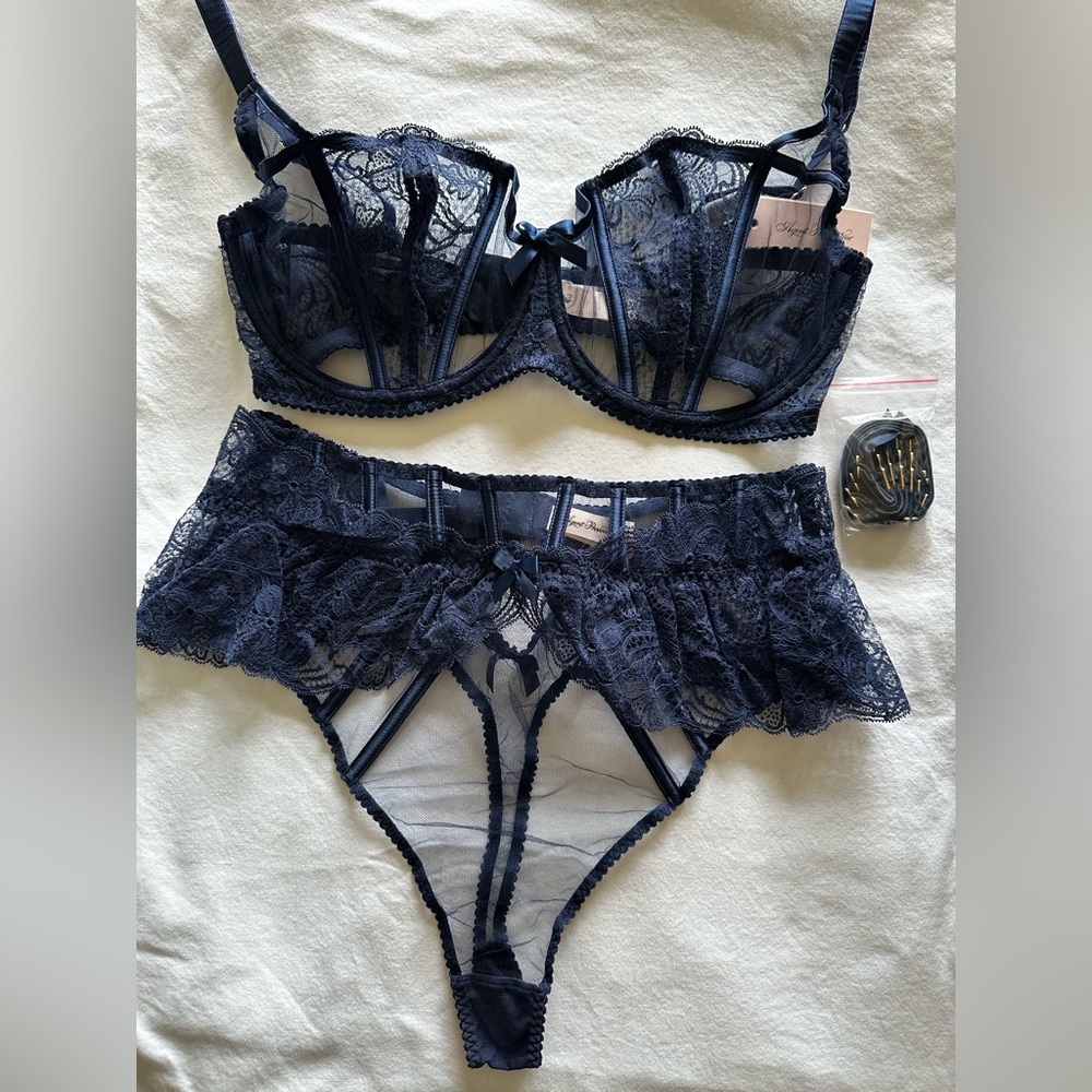 NWT Agent Provocateur Rozlyn Navy Balconette and Garter Thong Set 38E & 6 Rare - Picture 5 of 17
